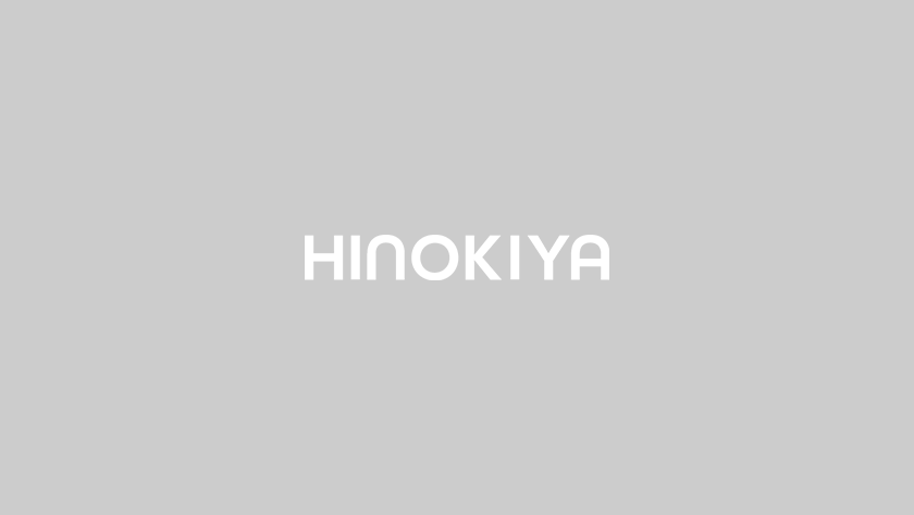 ガレージが印象的な5人家族向けの住まい